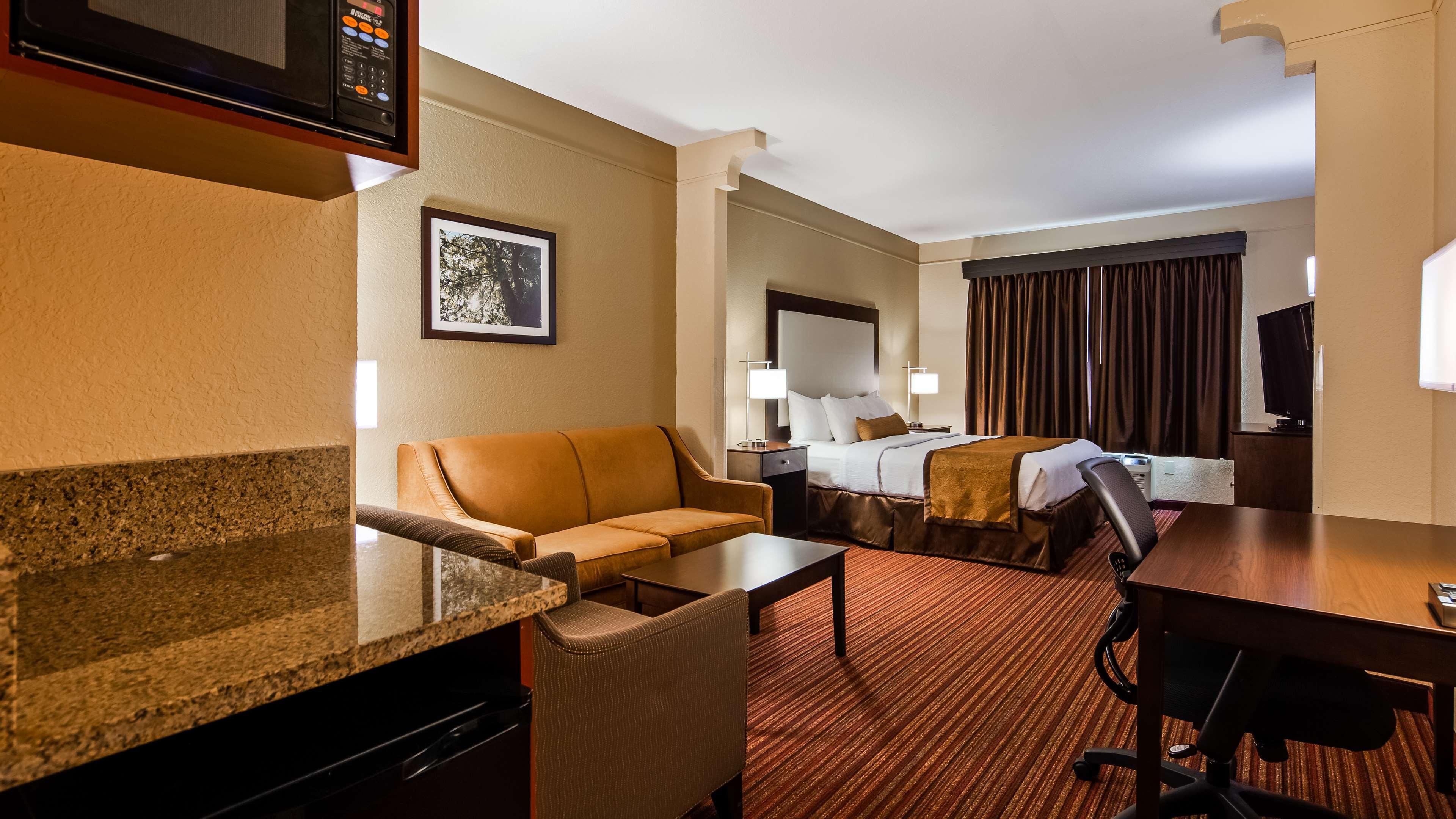 Hotel Western Strawberry Inn&suites 3*