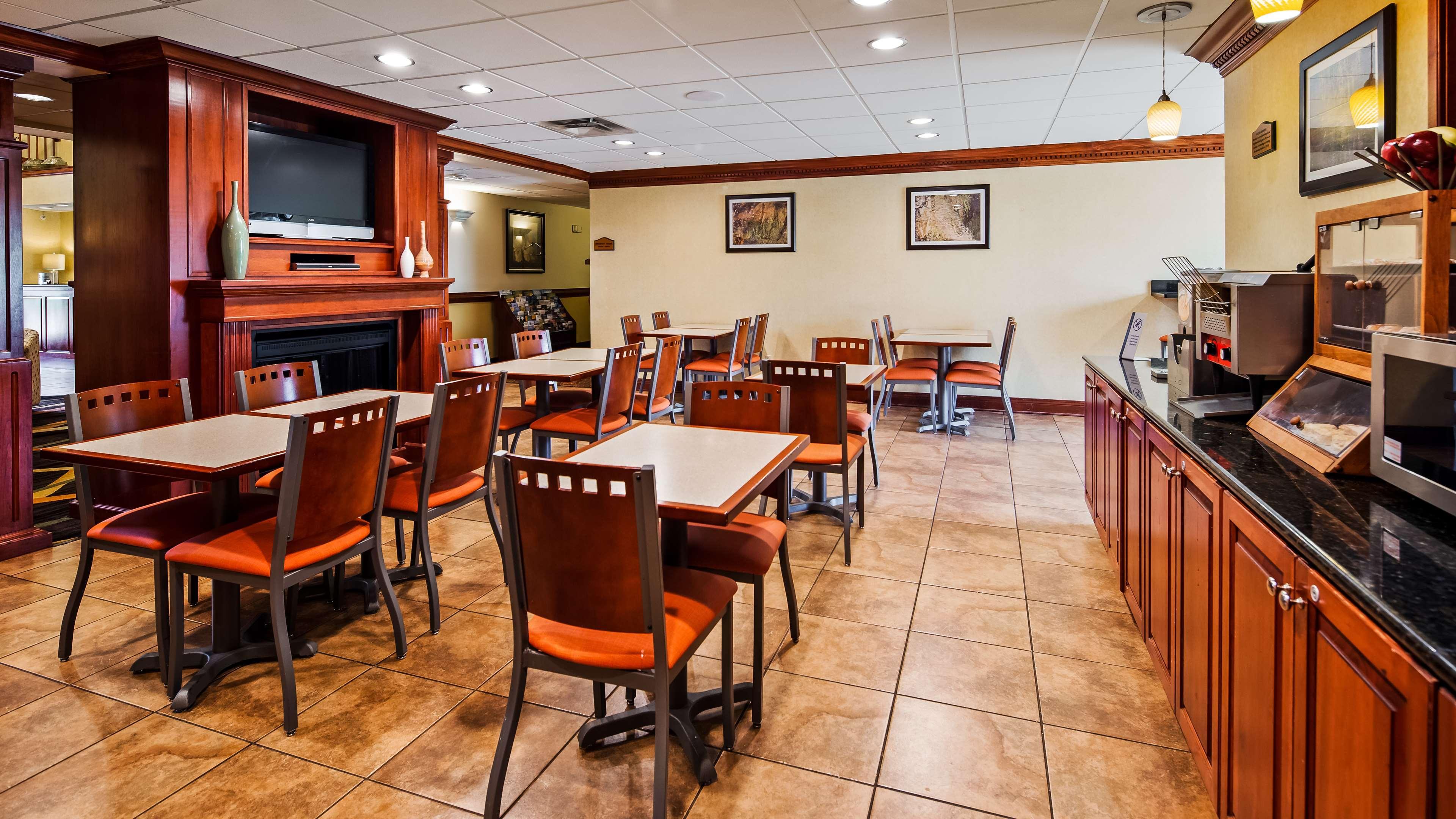 Western Strawberry Inn&suites Hotel